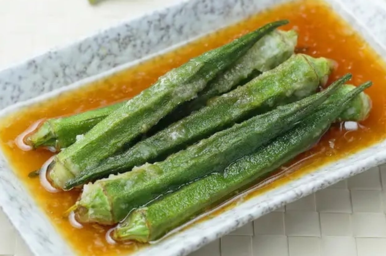 オクラの揚げ浸しが皿に盛られている。片栗粉をまぶして揚げ、めんつゆとおろししょうがのたれに漬けてある。