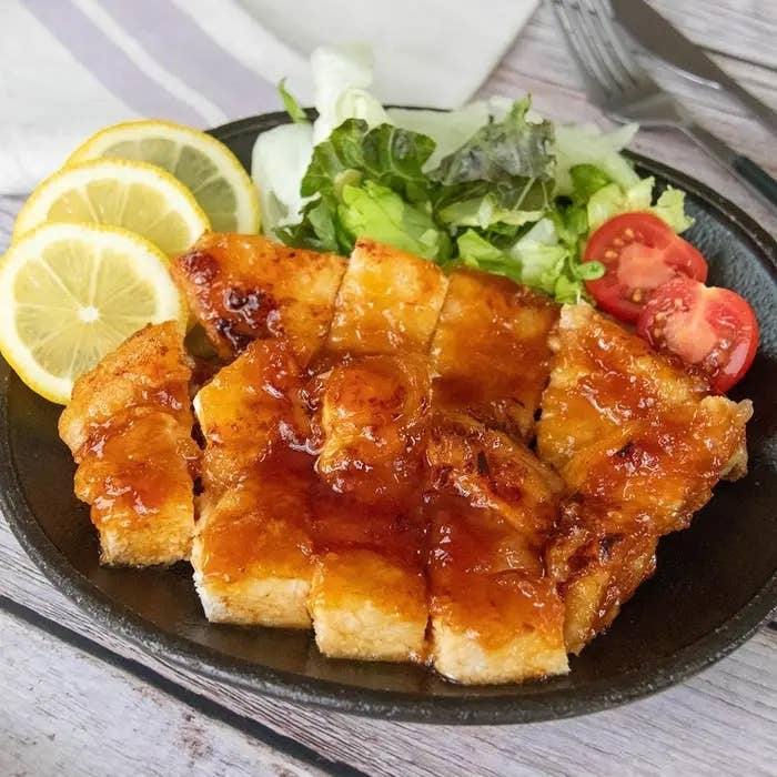 まろやかな甘さのはちみつと爽やかな酸味が絶妙なレモン汁を合わせた甘酸っぱいたれが最高な「鶏むね肉のはちみつレモンチキン」