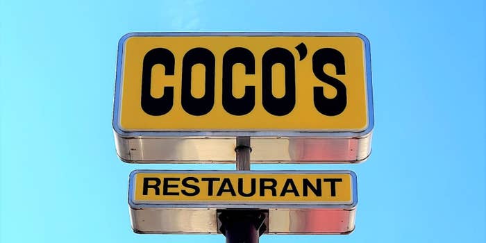 「COCO'S RESTAURANT」の看板が空に向かって立っている。