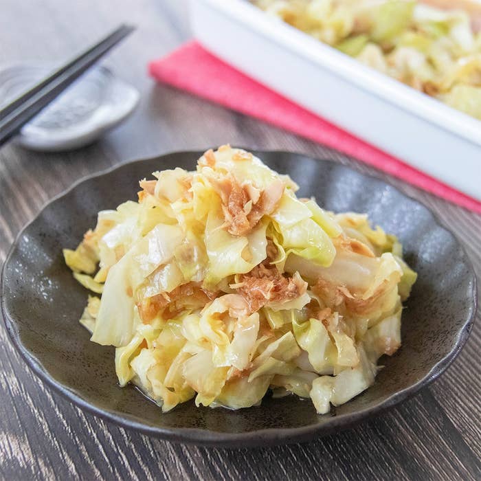レンジで作れるキャベツとツナの和風サラダ。