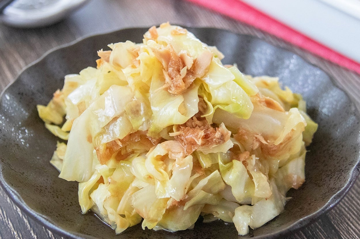 レンジで作れるキャベツとツナの和風サラダ。