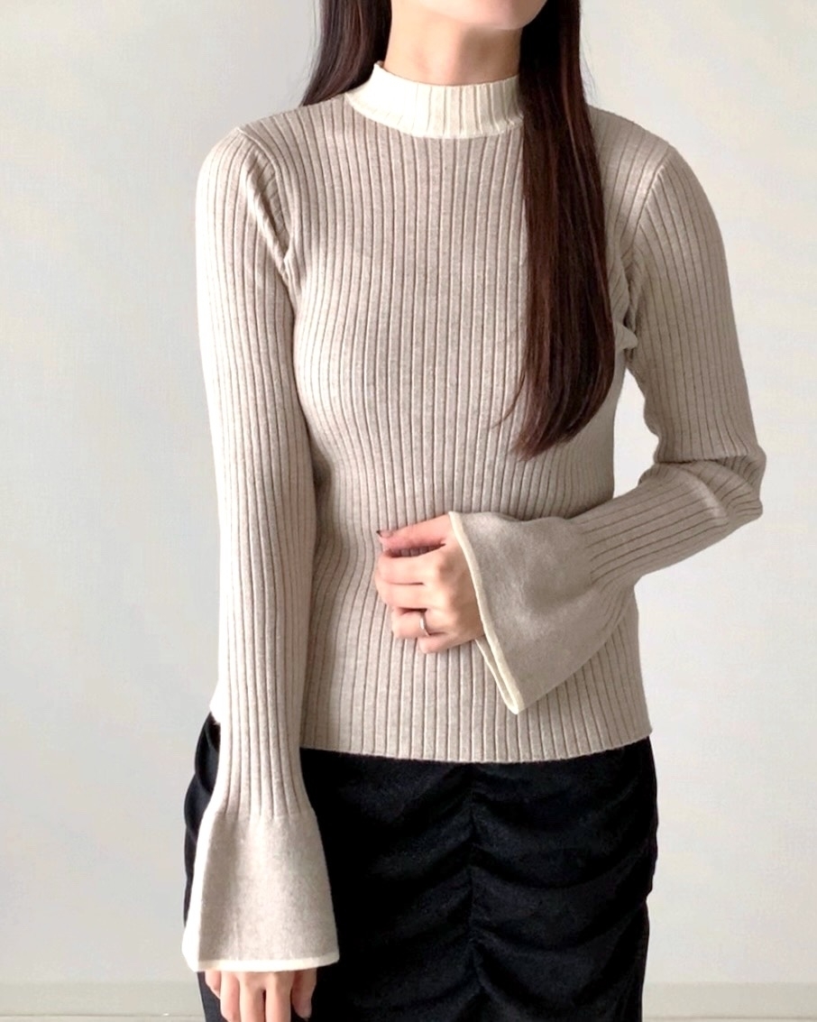 長袖リブニットとロングスカートを着た女性。シンプルでエレガントな装い。顔は写っていない。