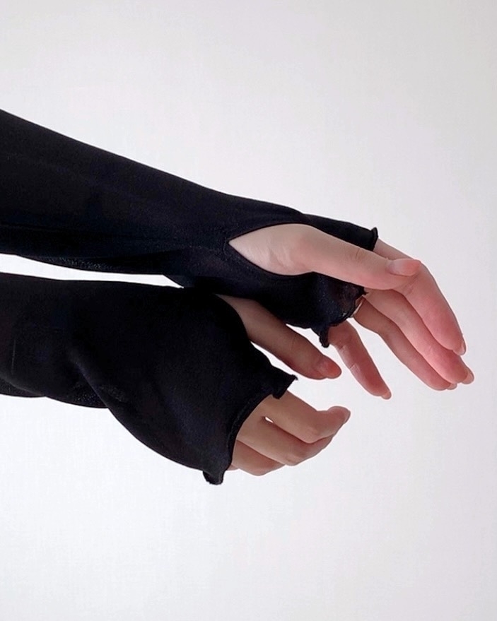 手袋の一部を着用した2本の手が白い背景で交差しています。シンプルなデザインの手袋です。