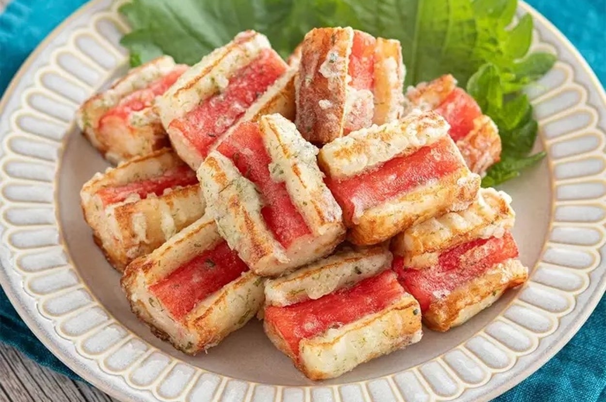 しそと一緒に皿に盛られた、ハムとチーズのフライドサンドイッチ。