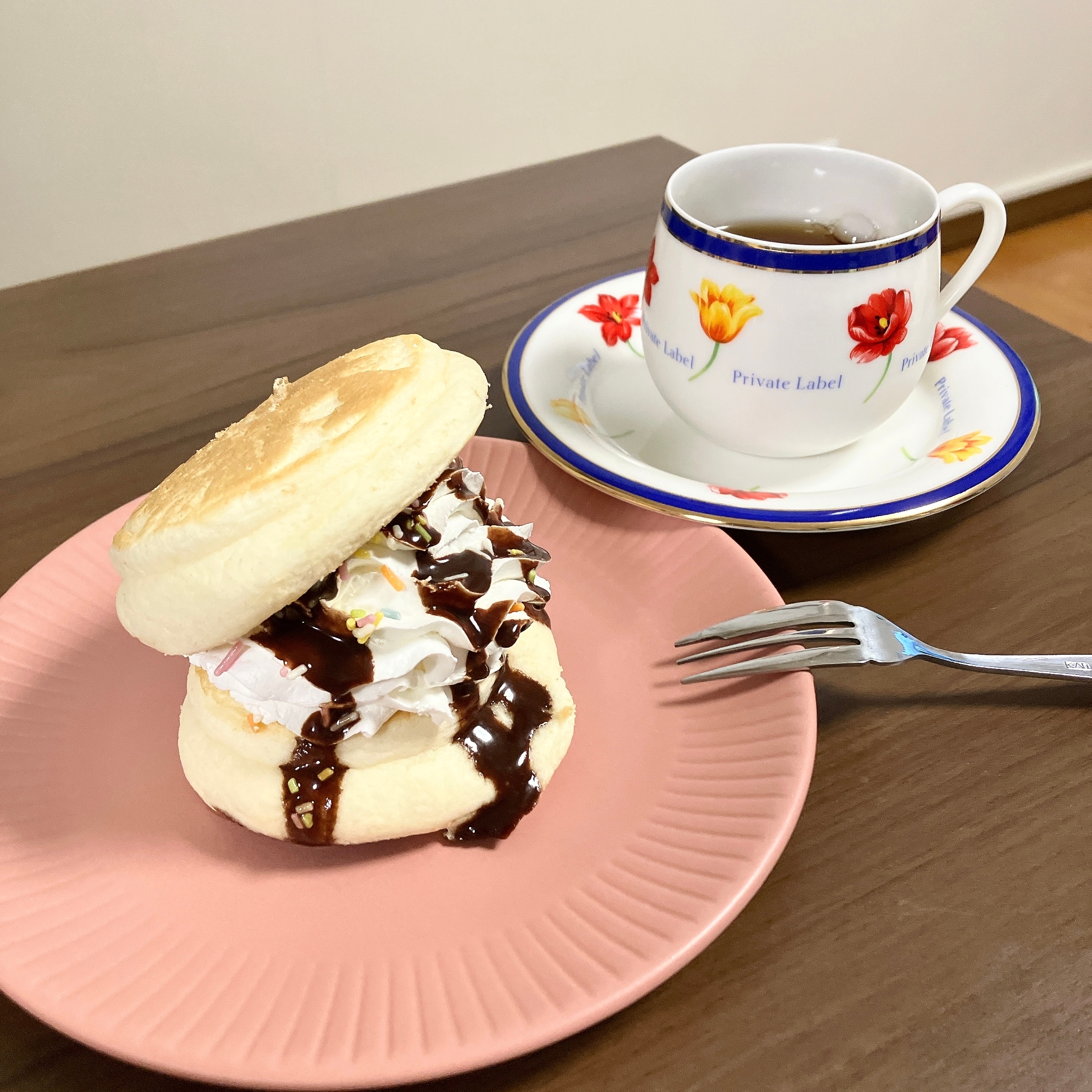 ロピアの「やばば!パンケーキサンド(チョコ&塩キャラメル)」