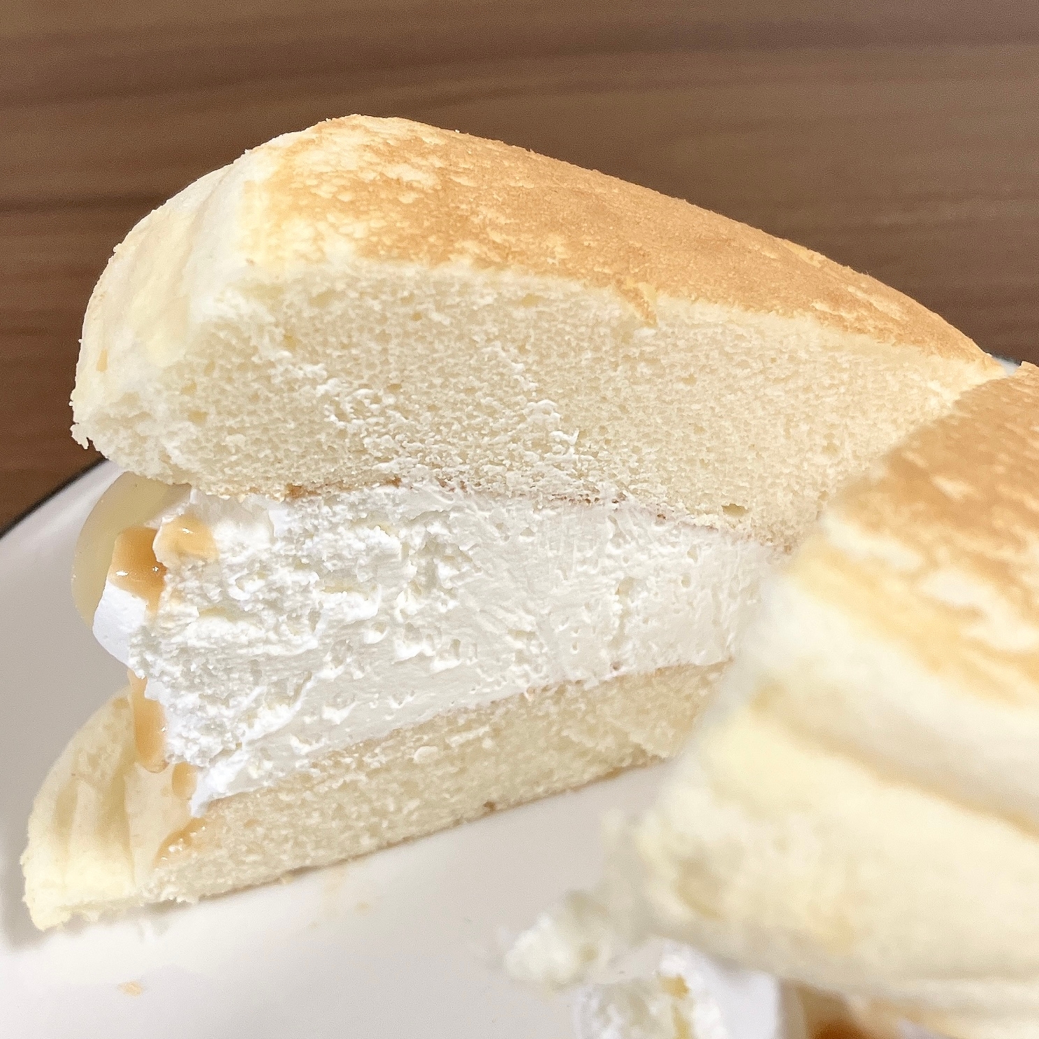 ロピアの「やばば!パンケーキサンド(チョコ&塩キャラメル)」