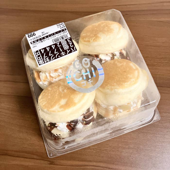 ロピアの「やばば!パンケーキサンド(チョコ&塩キャラメル)」