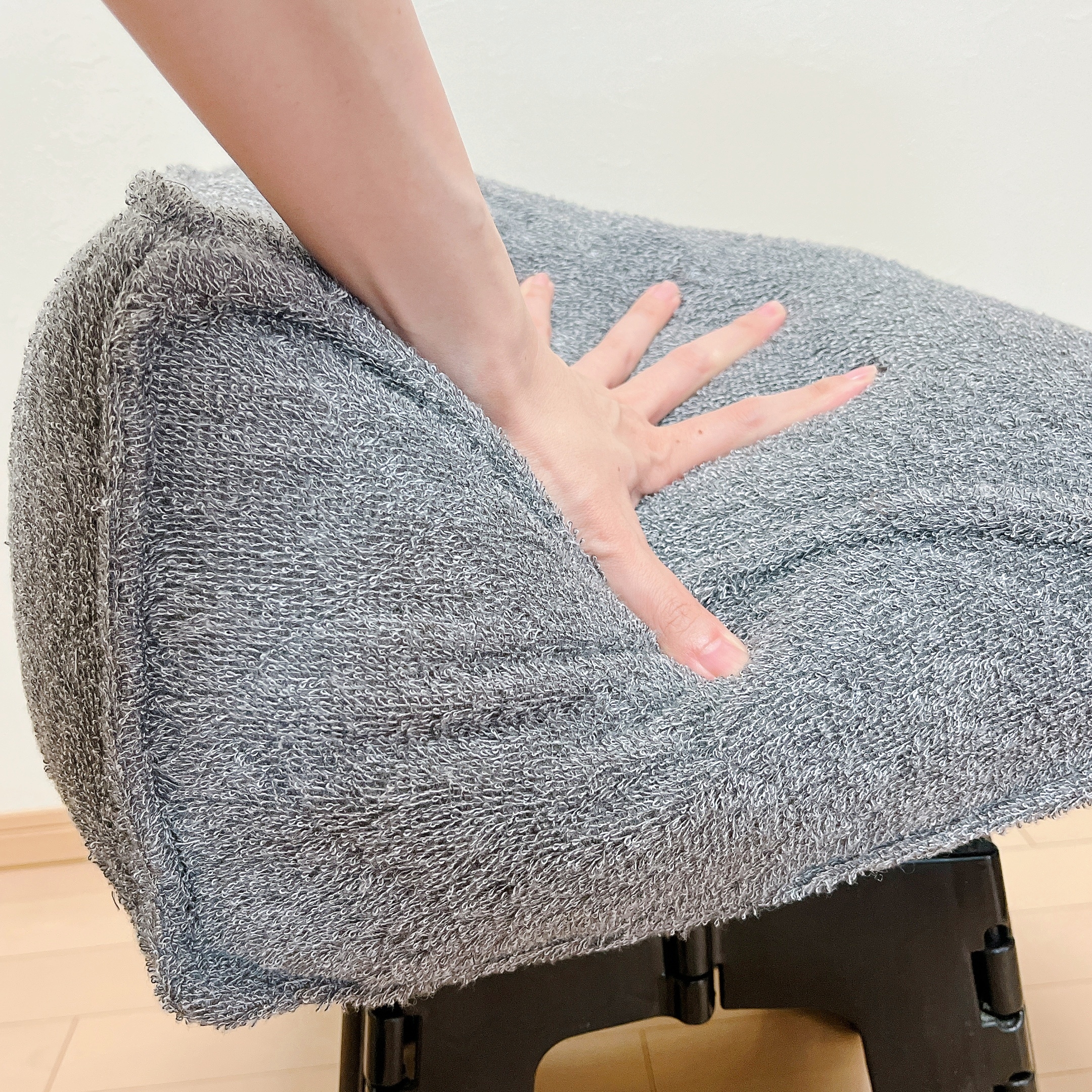 CAINZ(カインズ)の「タオル素材のリラックスクッション グレー」