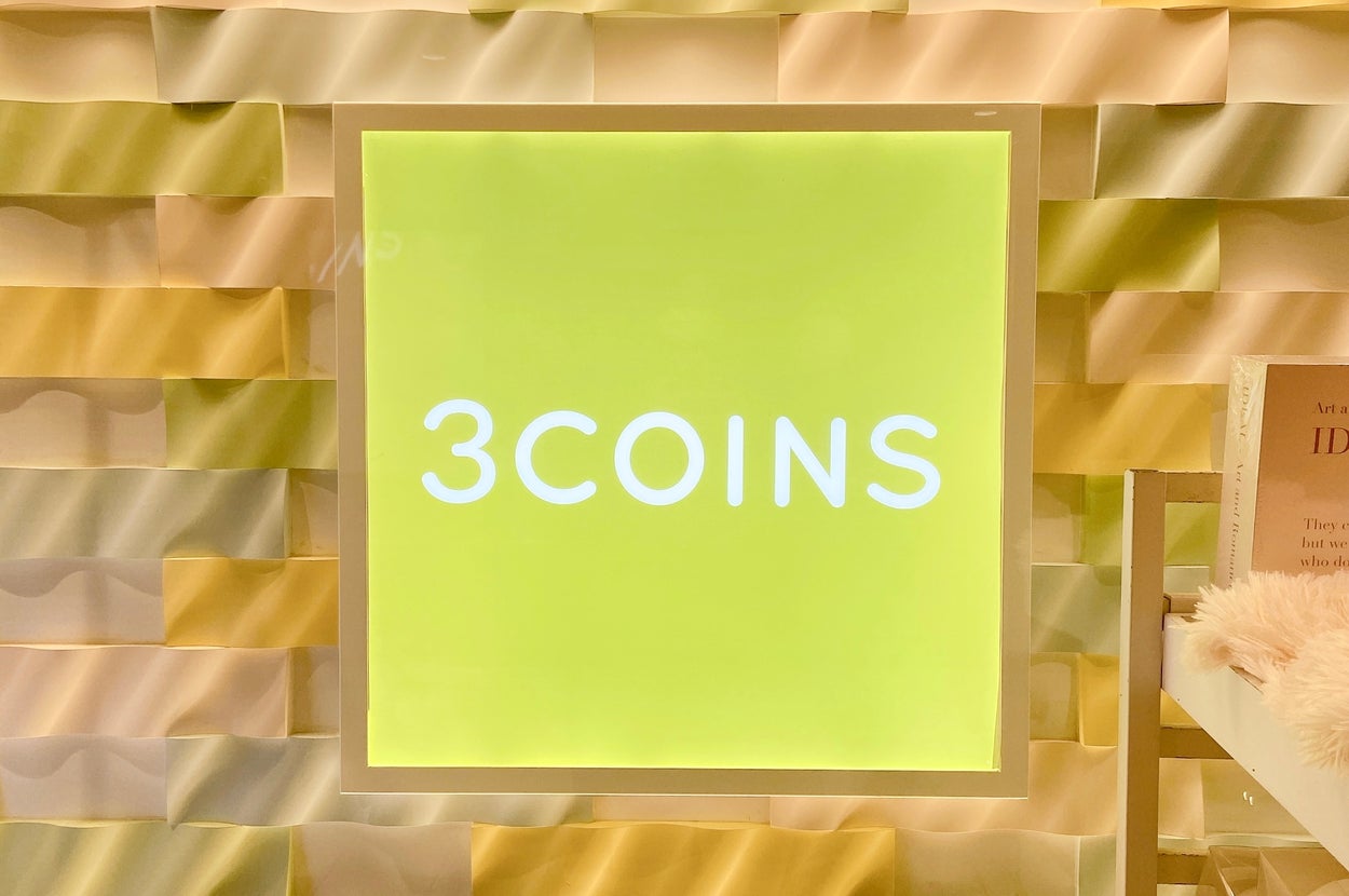 3COINSの看板