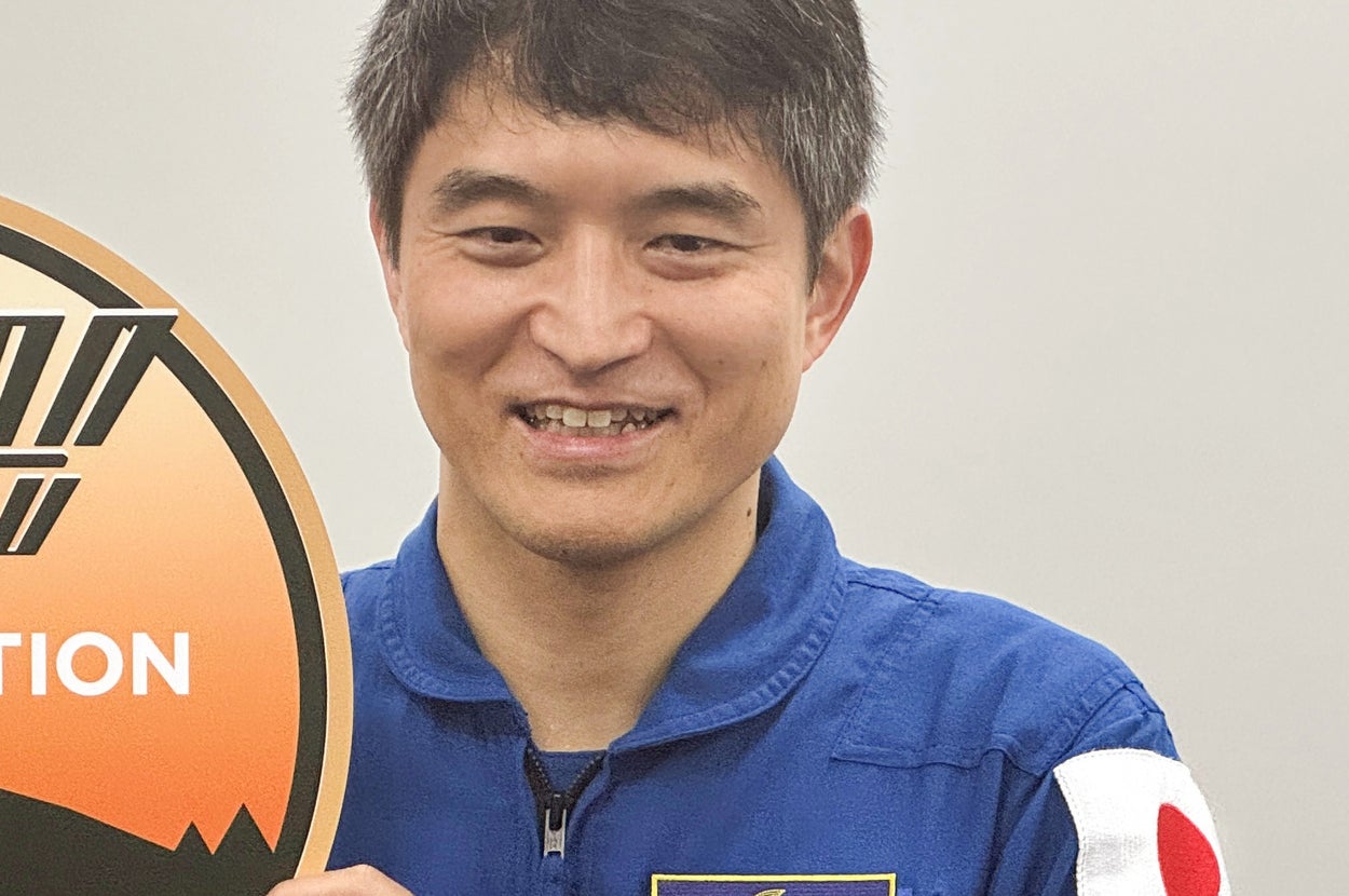 宇宙飛行士/ミッションマークを持つ大西卓哉さん(時事)