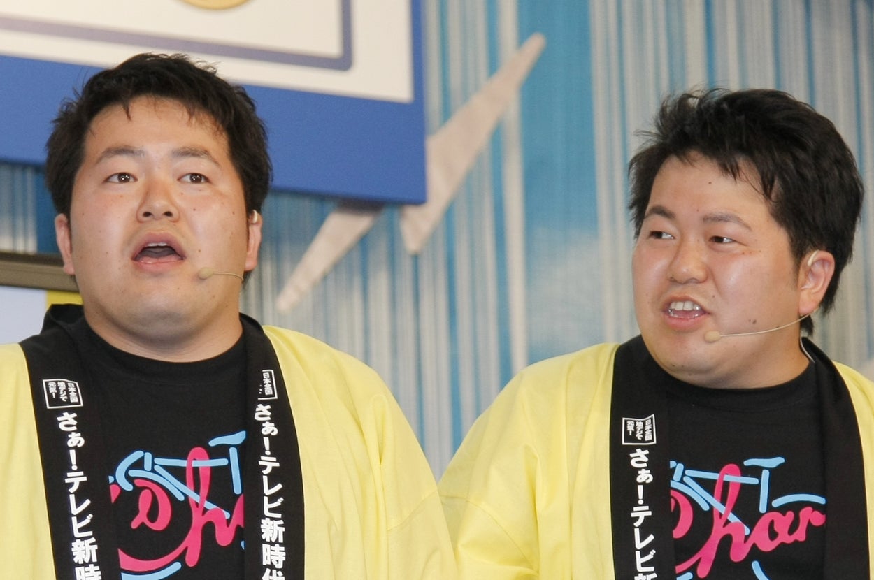 お笑いコンビ「ザ・たっち」(左)たくやさん (右)かずやさん(時事)