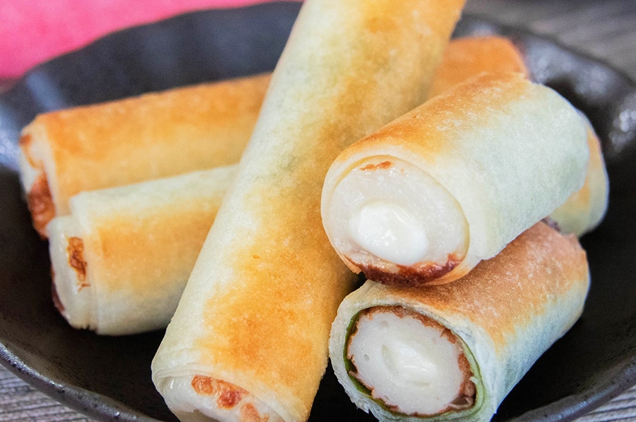 皿に盛られたバリバリちくわ。ちくわの中にはチーズが入っており、大葉と一緒に春巻きの皮に巻かれている。