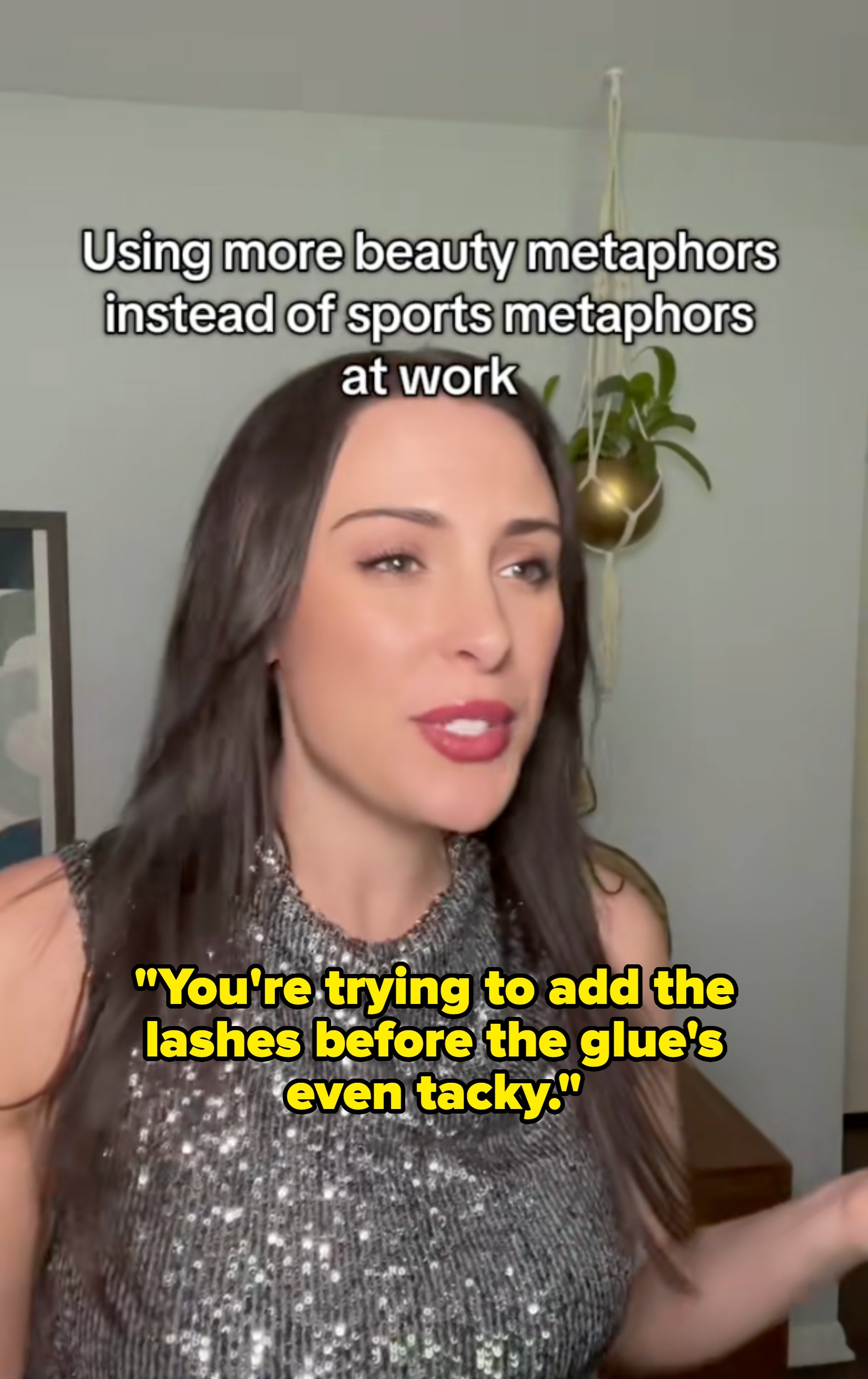 Person som diskuterer bruk av skjønnhetsmetaforer på jobb i stedet for sportsmetaforer; iført en ermeløs paljett topp