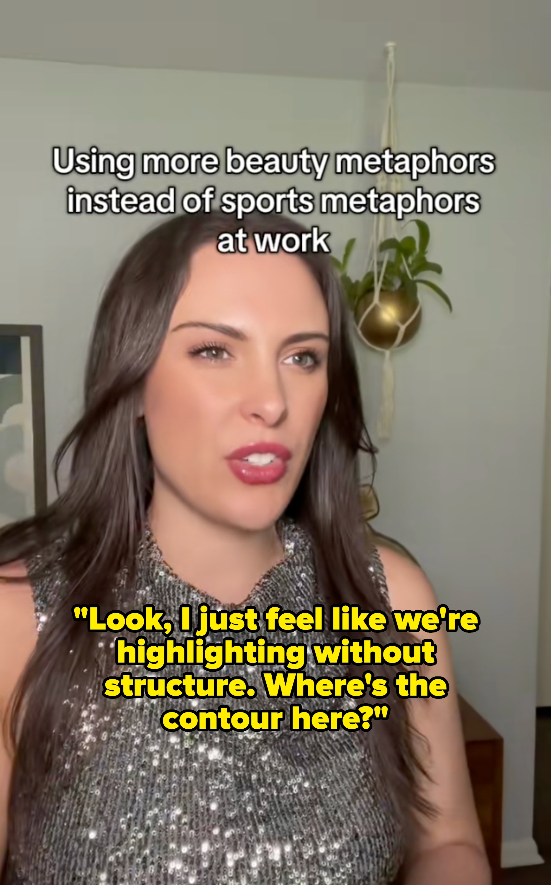 Person som snakker om å bruke skjønnhetsmetaforer i stedet for idrett på jobben, iført en glitrende, ermeløs topp