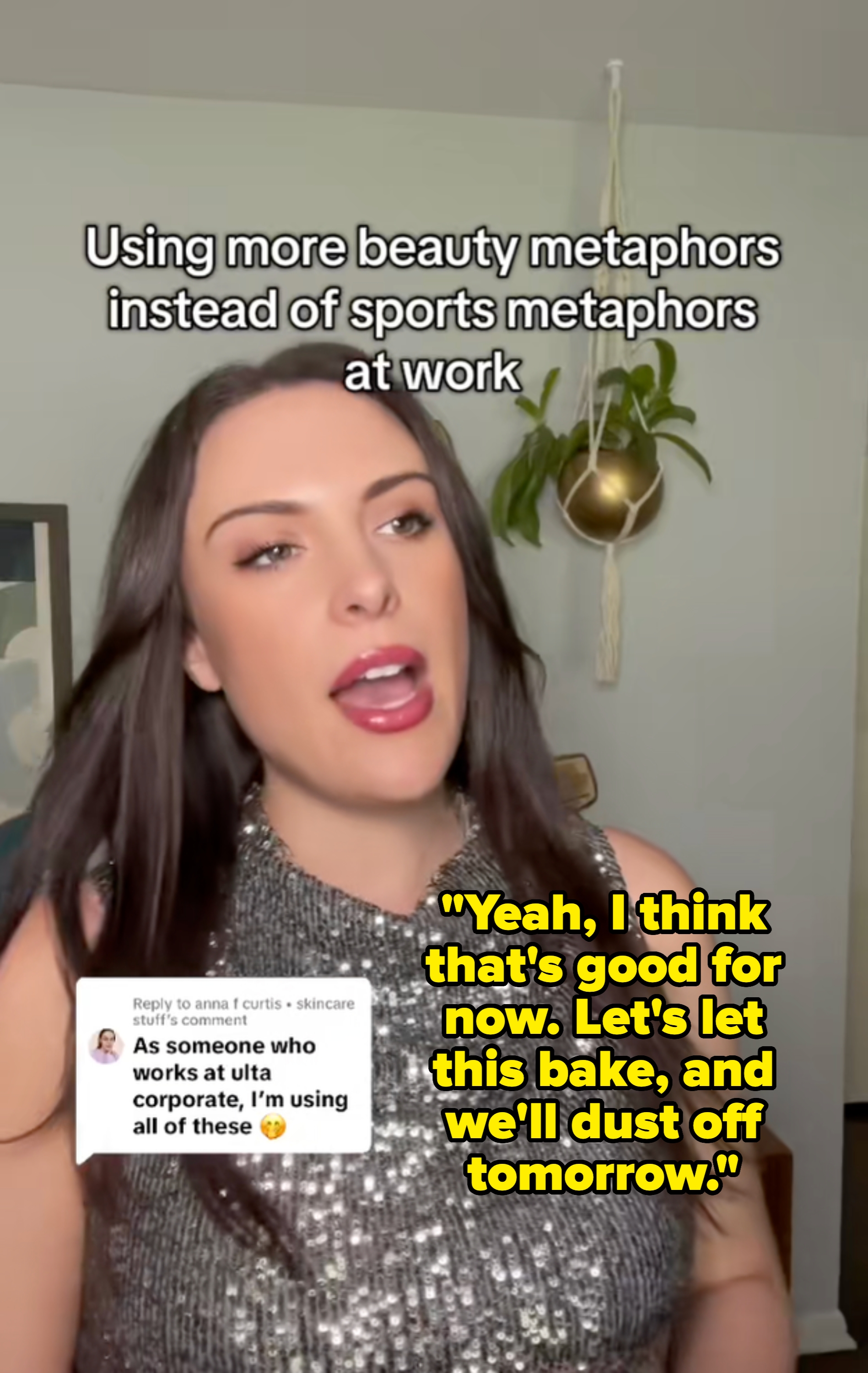 Person i mønstret ermeløs topp snakker med kamera. Tekst diskuterer bruk av skjønnhetsmetaforer over sportsmetaforer på jobben. Kommentar nevner Ulta bedriftsbruk