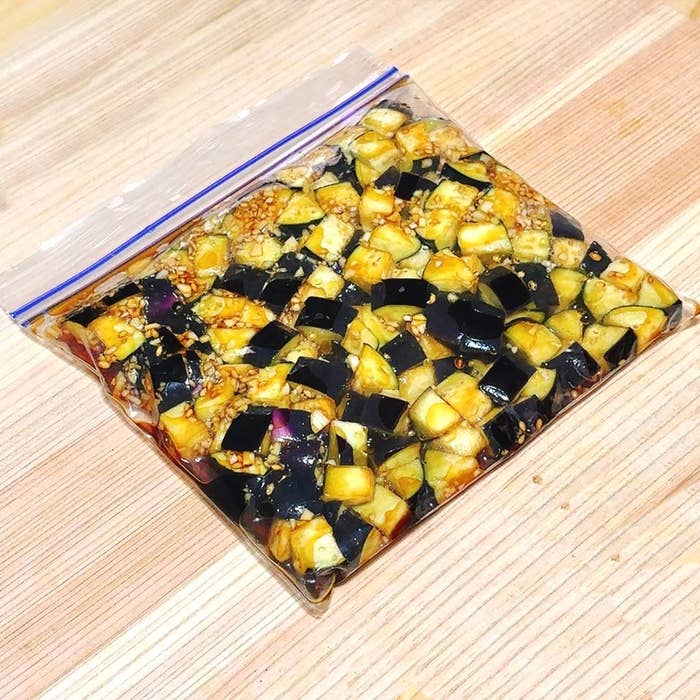ジップロック袋に入った角切りのナスと調味液。