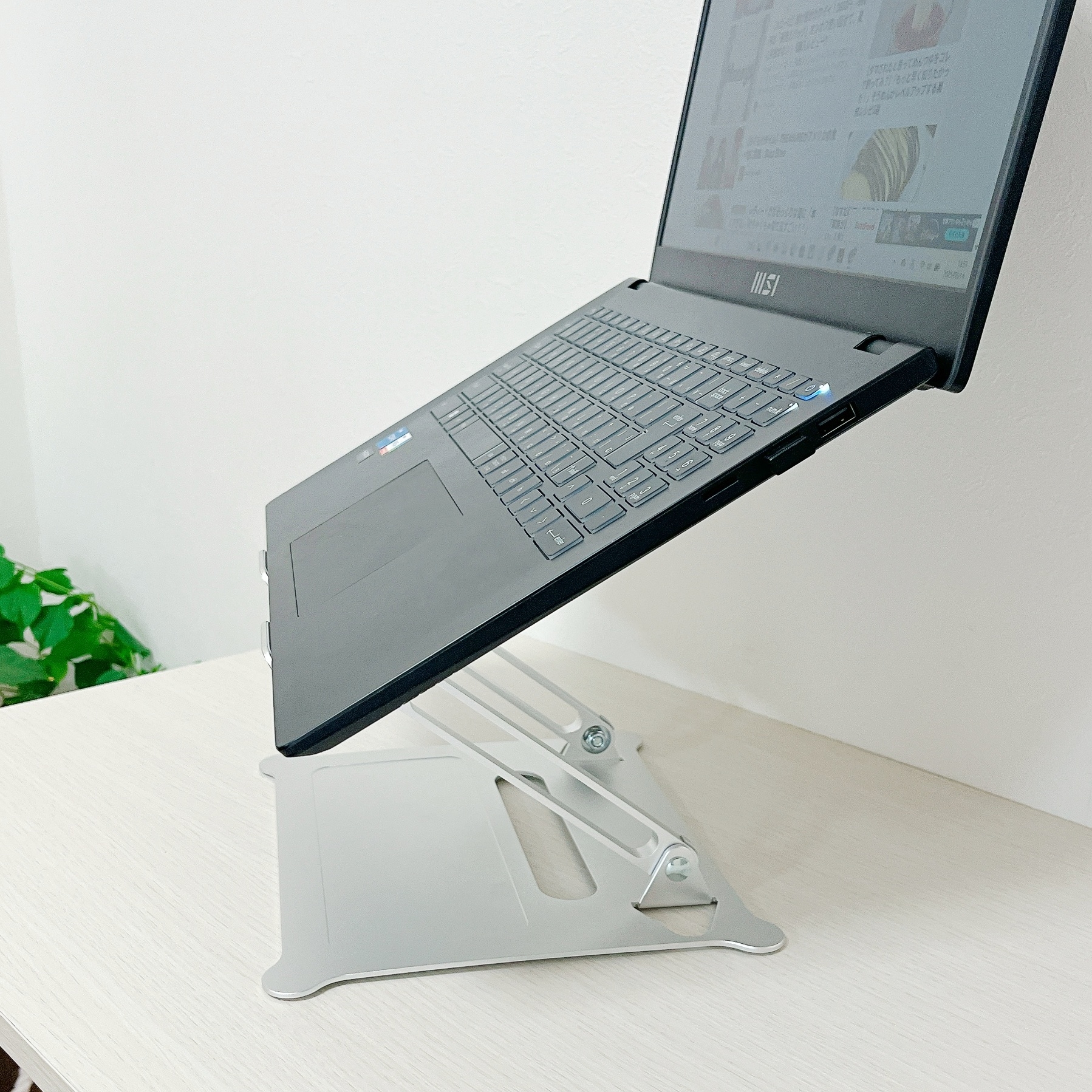 CAINZ(カインズ)の「ノートパソコンスタンド シルバー GH-STNA-SV」