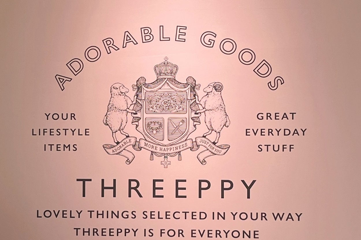 THREEPPYの広告。キャッチコピーは「ADORABLE GOODS」「LOVELY THINGS SELECTED IN YOUR WAY」。ライフスタイル雑貨を提供。