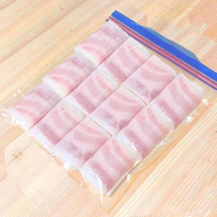 保存袋に入った薄切りベーコンのスライス。