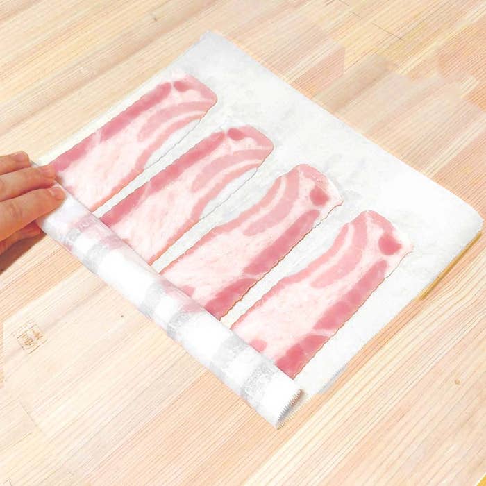 ベーコンを包んでいる様子。ベーコンは4枚並べられています。