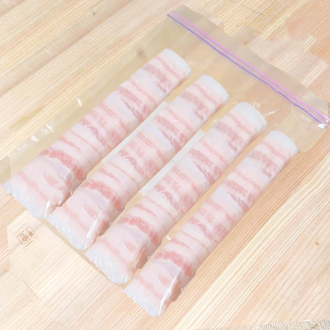 ジップロックバッグに入った豚肉のスライスが4列に並べられた状態で置かれている。