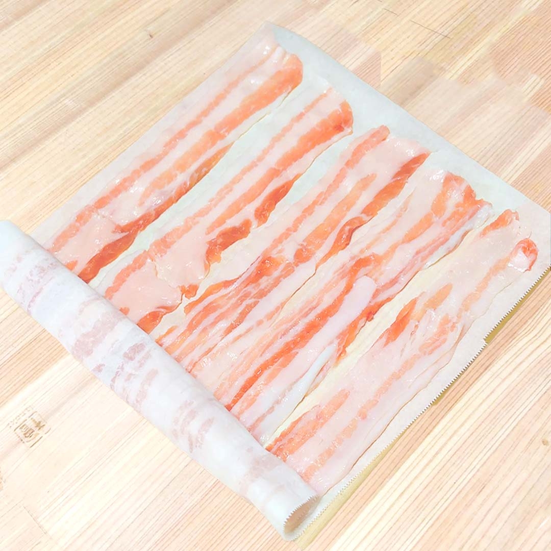 豚肉のスライスが並べられた状態で置かれている。