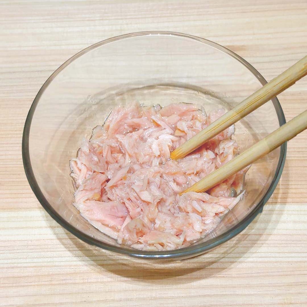 透明なボウルに入ったツナがテーブルの上に置かれています。