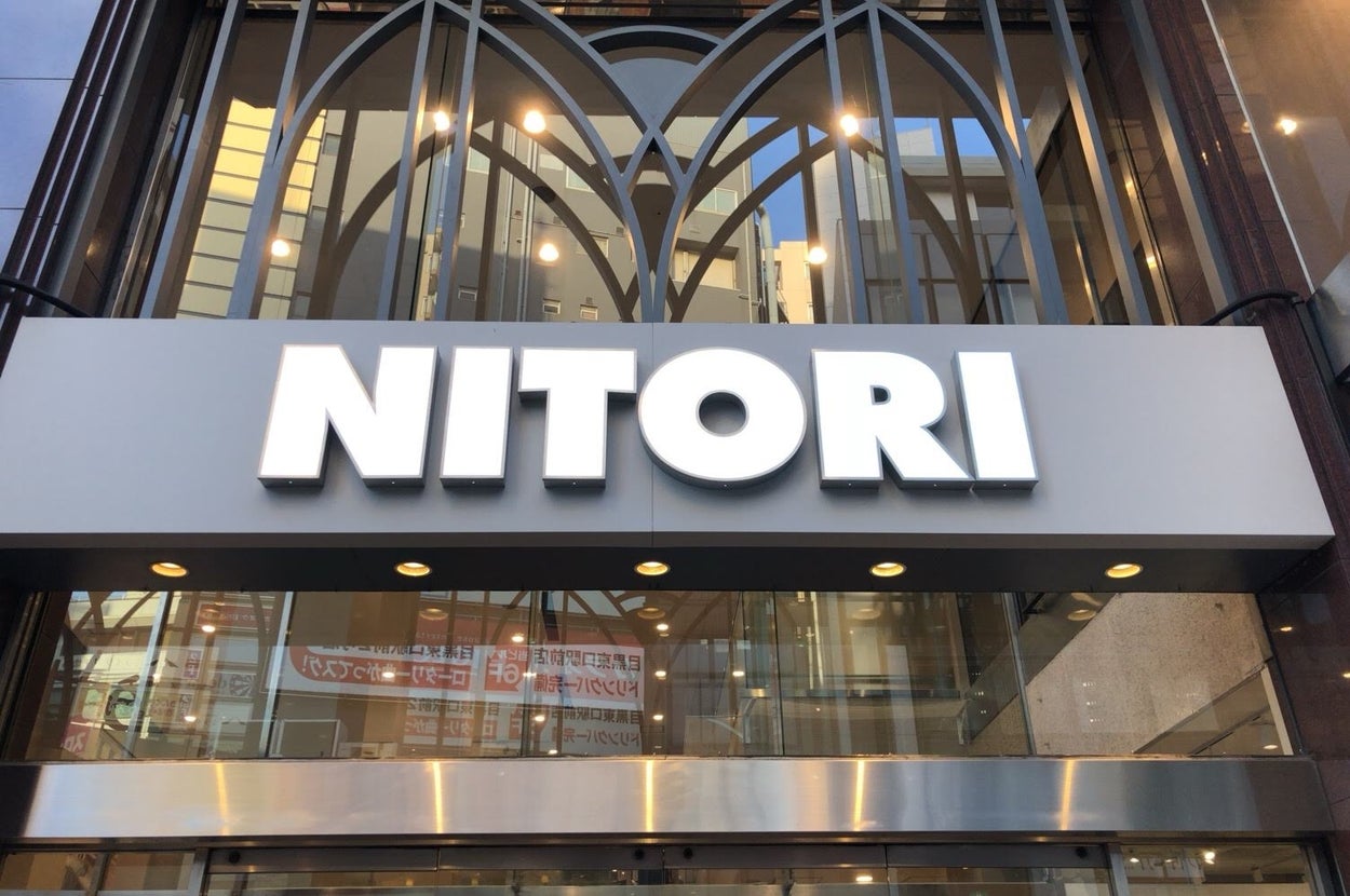 ニトリの店舗入口。明るく照らされた看板が目立つ。