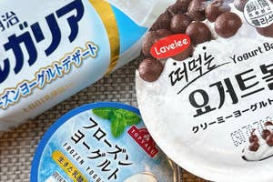テーブルに並べられた3種類のヨーグルト製品。