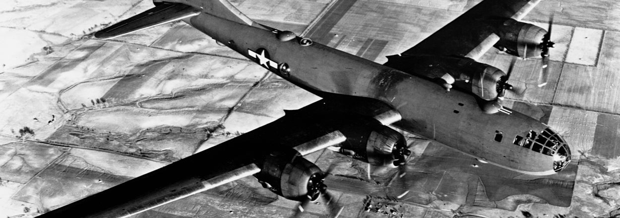 日本上空を飛行する米軍爆撃機「B-29」の姿 (Historical / Corbis via Getty Images)