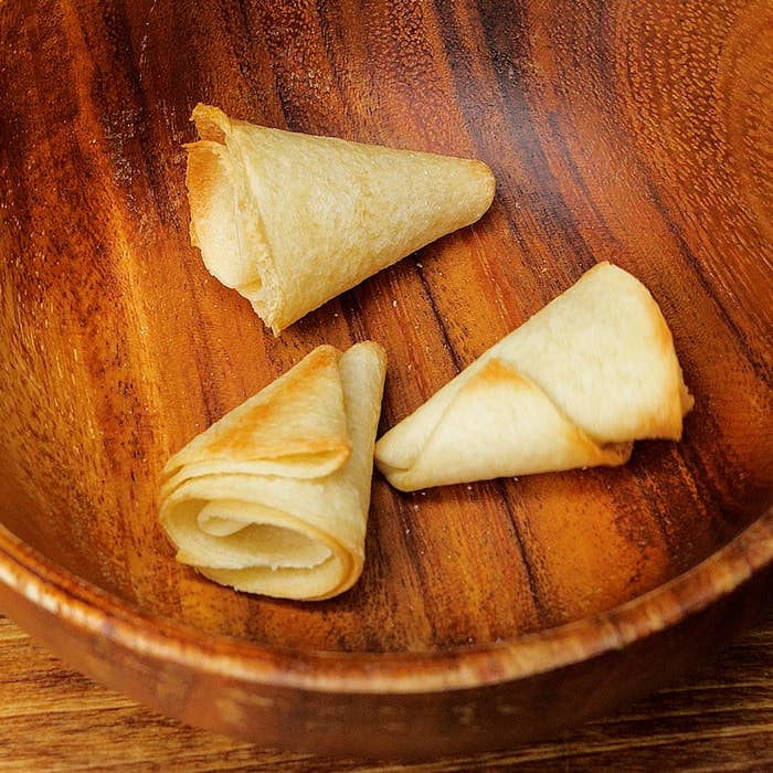 木製ボウルに三つの食パンで作ったおやつがある。