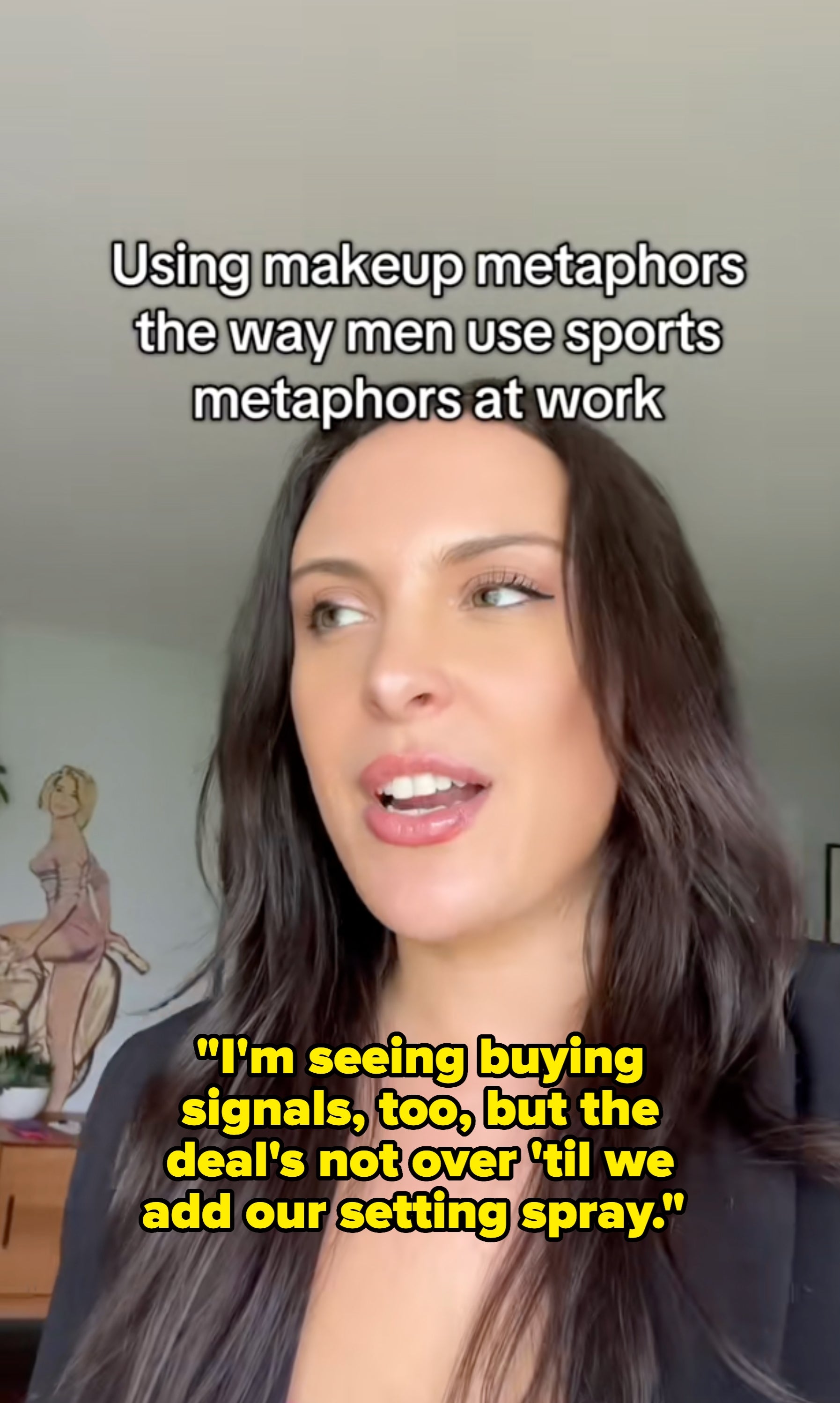 Kvinne diskuterer humoristisk bruk av sminkeemetaforer på jobb som menn bruker sportsmetaforer