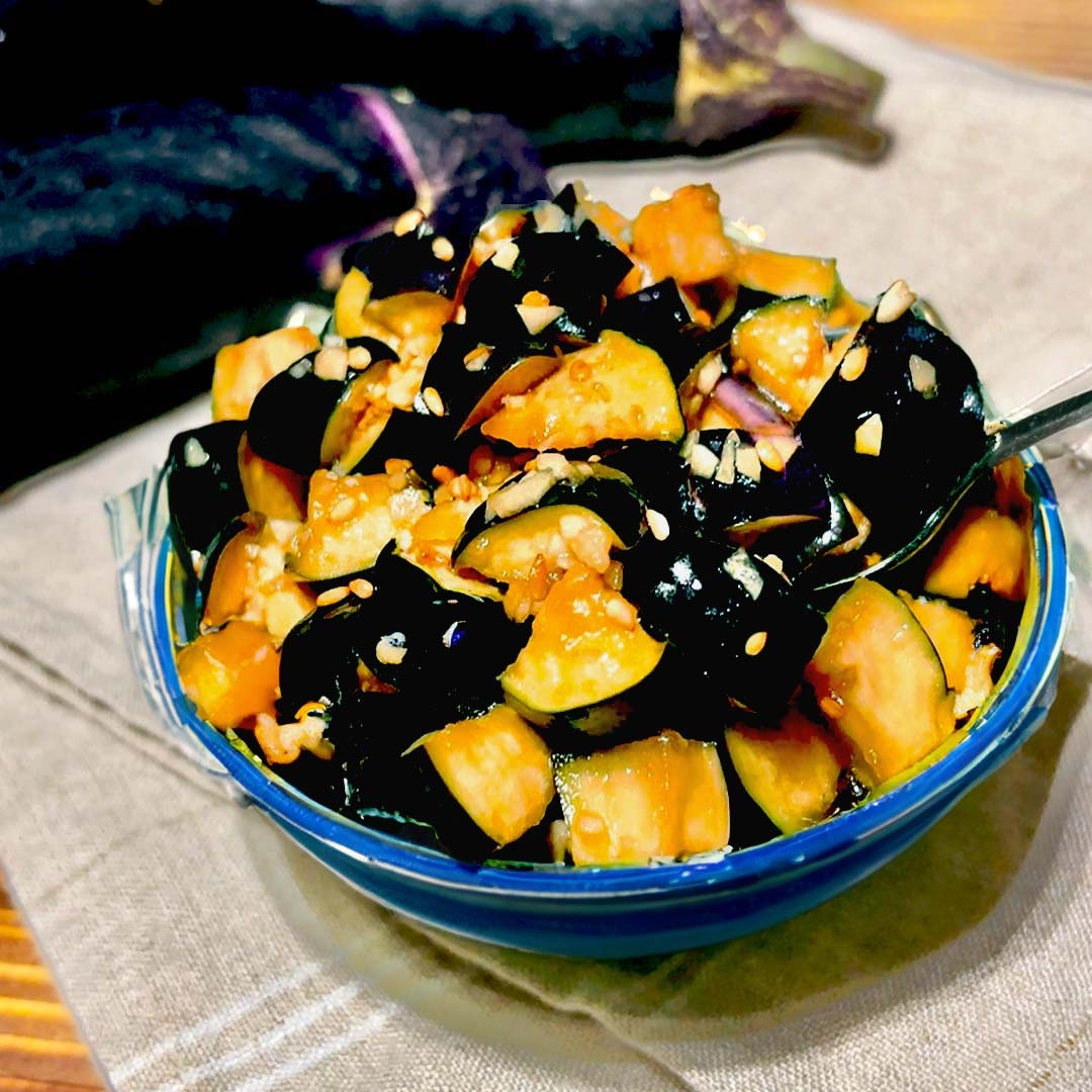 器に盛られたナスとニンニクの和え物。食感豊かな料理が特徴です。