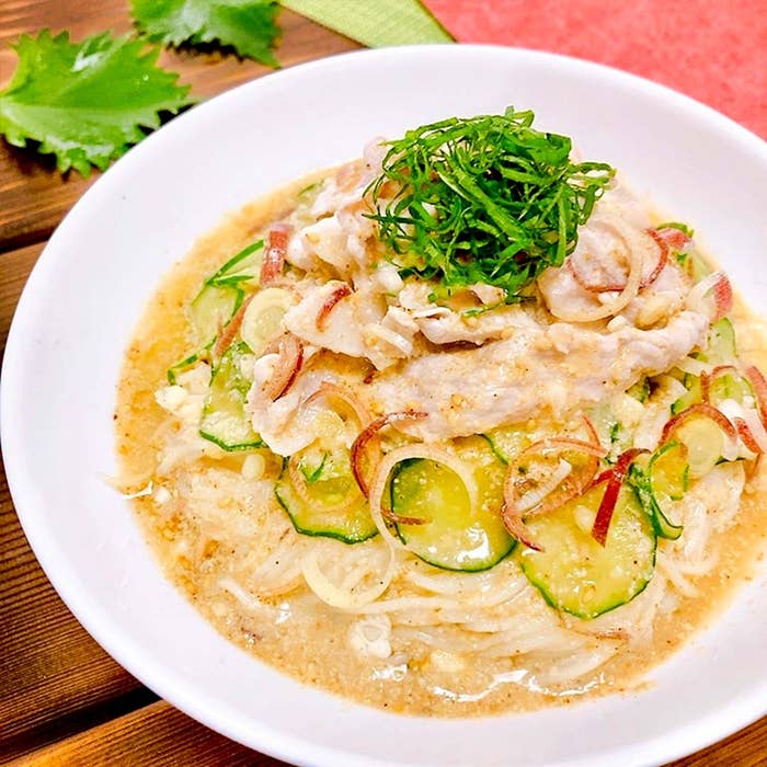 豚肉料理の盛り付け。白い皿に盛られた料理です。