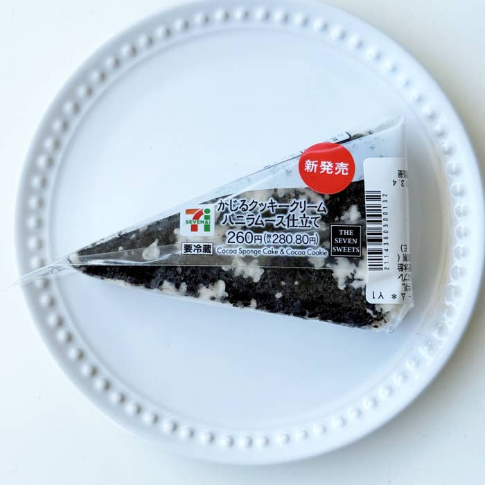 セブン「かじるクッキークリーム バニラムース仕立て」