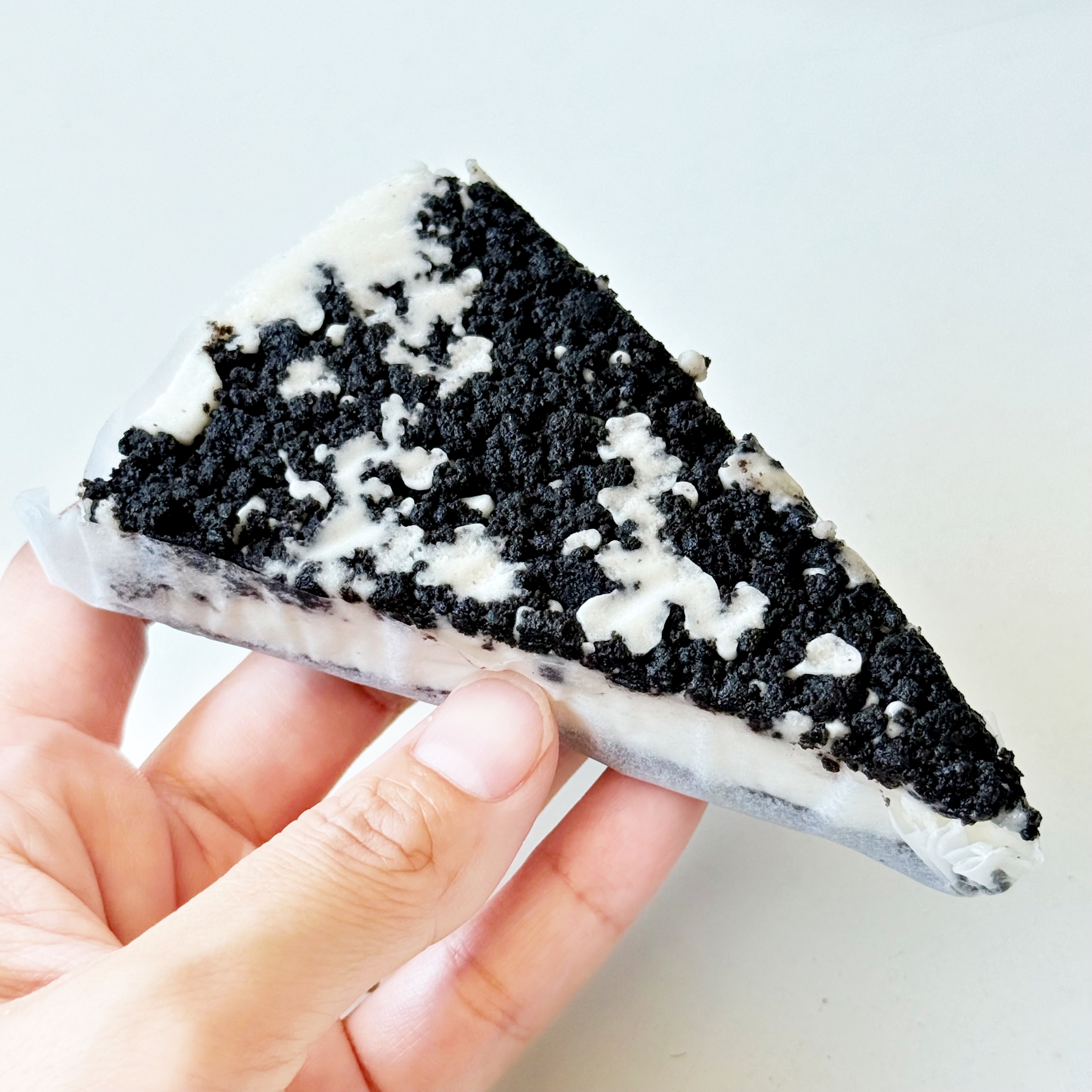 セブン「かじるクッキークリーム バニラムース仕立て」
