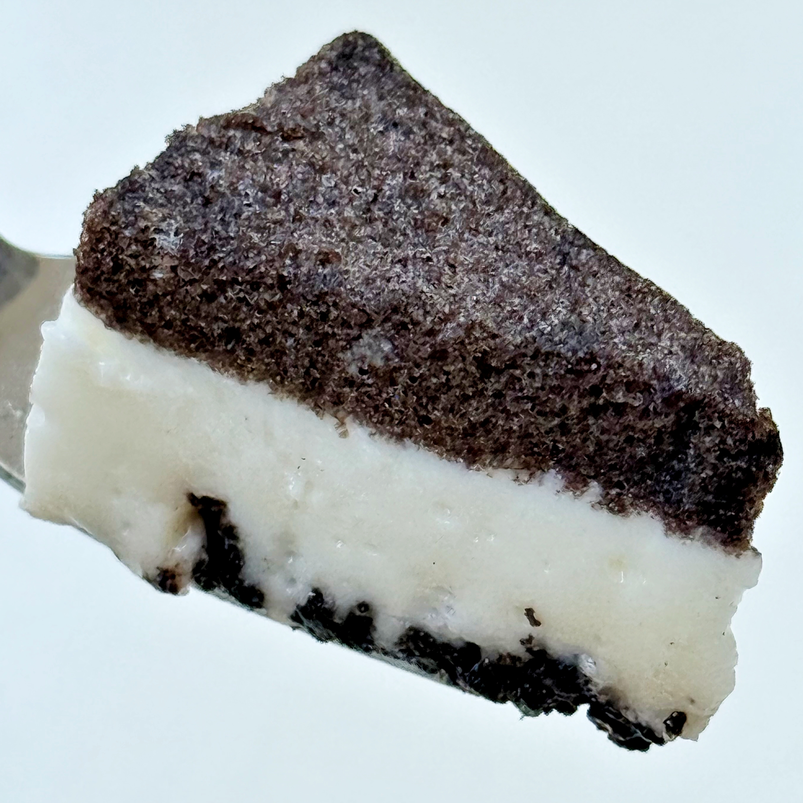 セブン「かじるクッキークリーム バニラムース仕立て」