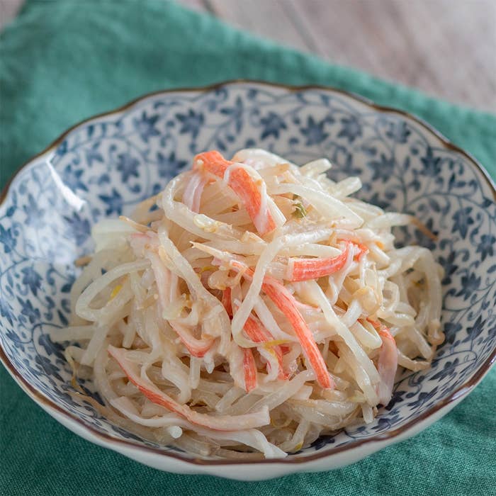 料理の写真。青と白の模様の器に、細切りされた野菜サラダが盛られている。