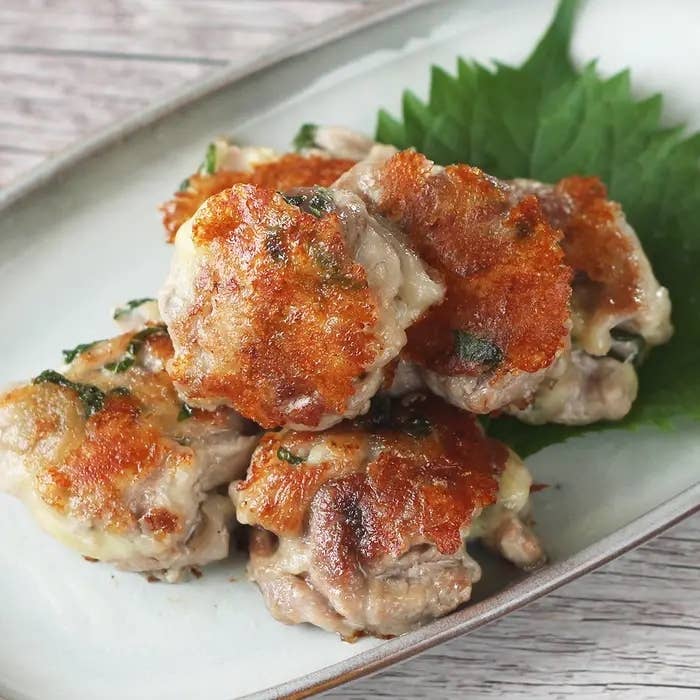お皿に盛り付けられた照り焼きチキンつくね。ジューシーに焼かれた鶏肉は香ばしい見た目で、食欲をそそる。