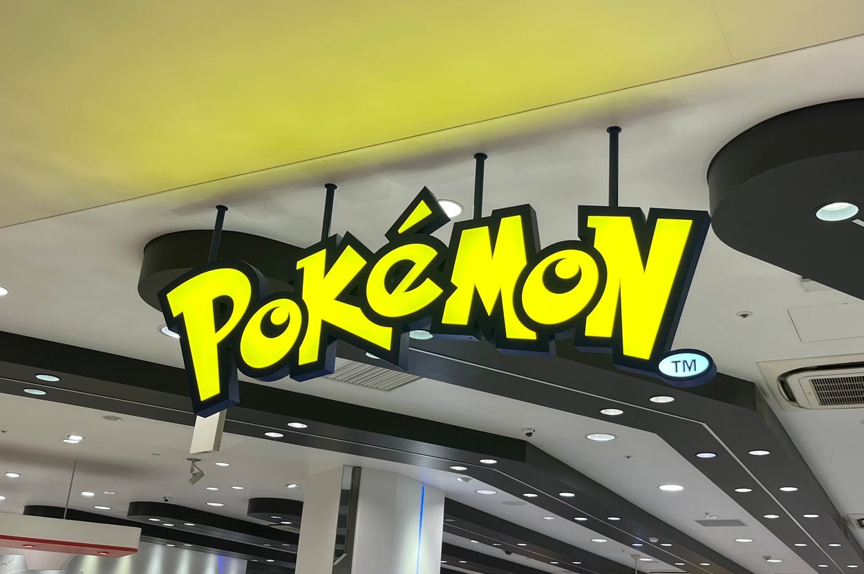 ポケモンセンターの天井に掲げられたポケモンのロゴサイン。