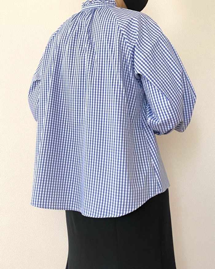 GUの「フリルネックブラウス」