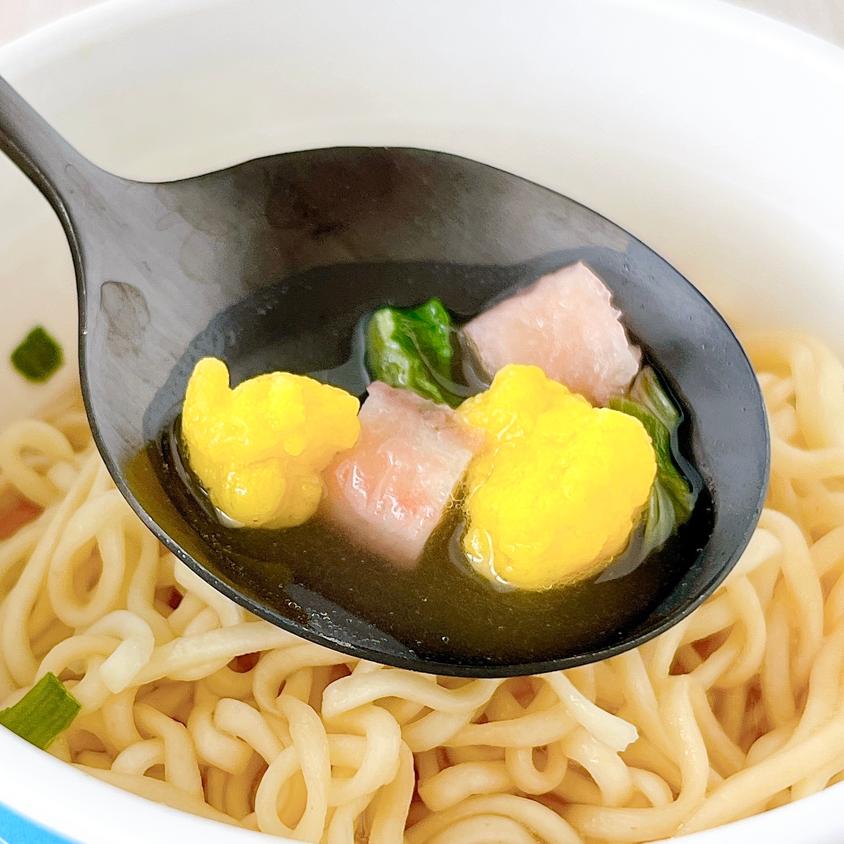 LAWSON(ローソン)の「3種の貝だし塩ラーメン」