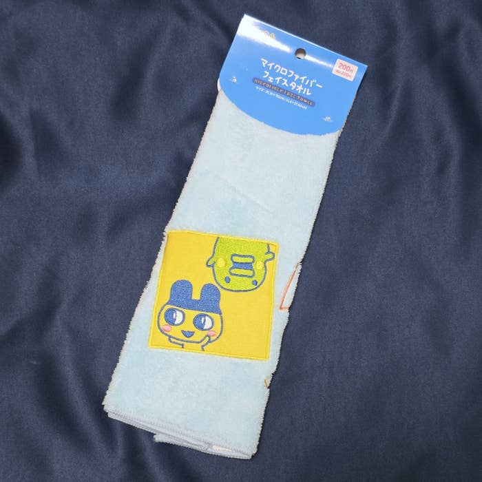 DAISO(ダイソー)「たまごっち マイクロファイバーフェイスタオル」