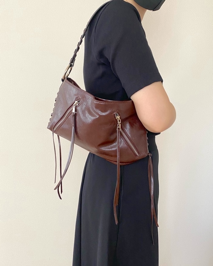 ZARAの「ジッパー付きショルダーバッグ」