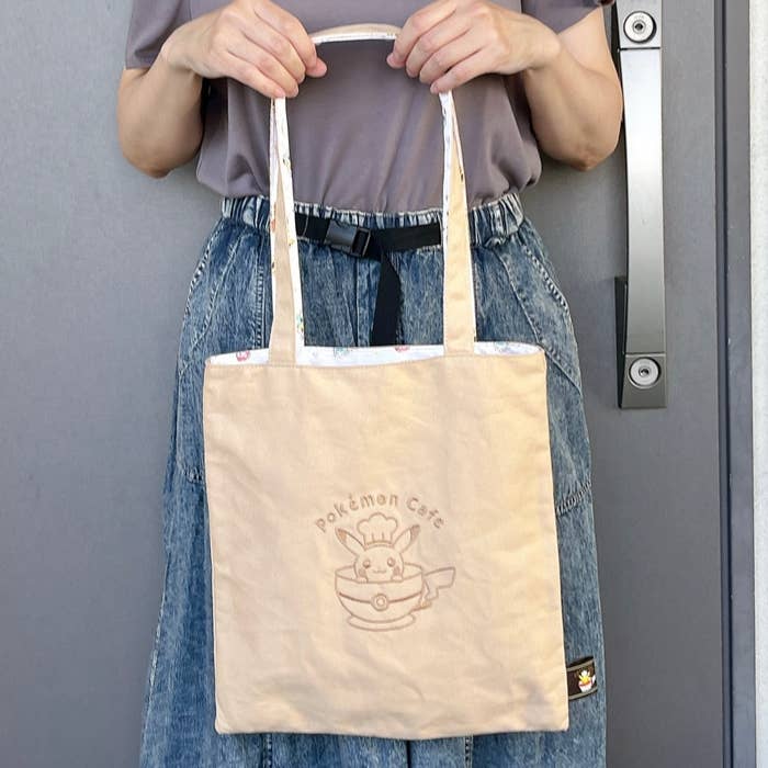 ポケモンセンターの「リバーシブルトートバッグ シェフピカチュウ」