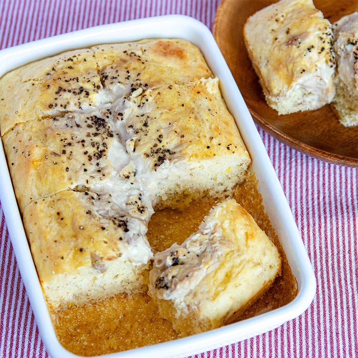 白い皿に焼きたてのパンとパックリとした断面が見える図。