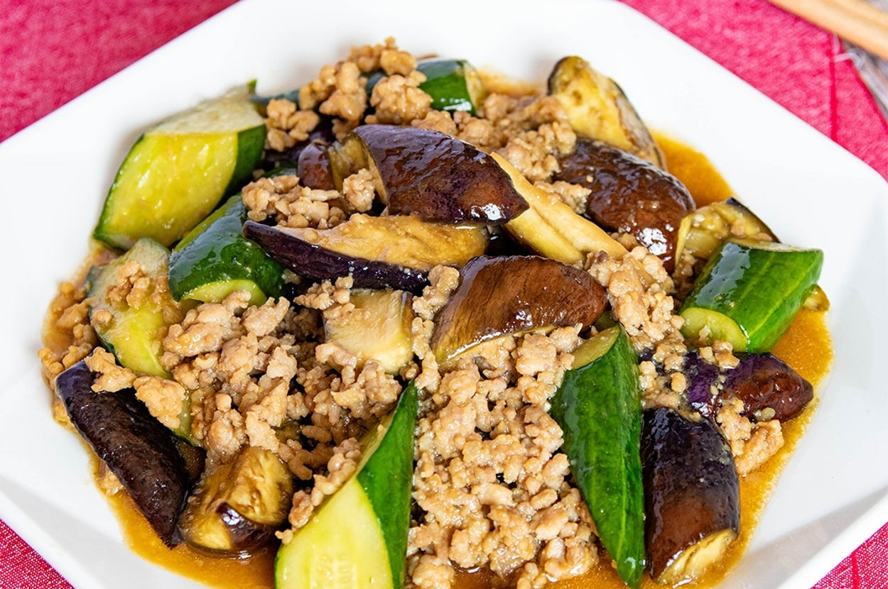 皿に盛られたナスとキュウリのひき肉炒め料理。