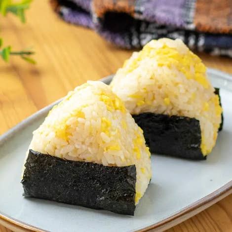 皿にのった2つののり巻きおにぎり。