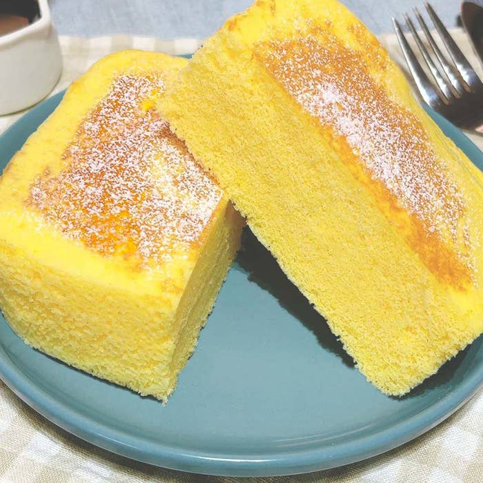 ふんわりとしたスポンジケーキが皿に盛られている。上に粉砂糖が軽く振りかけられている。