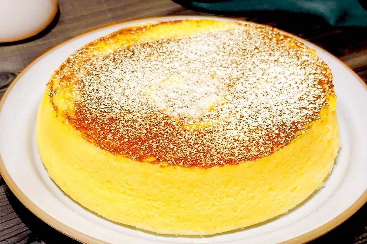 柔らかそうなスフレチーズケーキが皿に盛られている。トップには粉砂糖がふりかけられている。